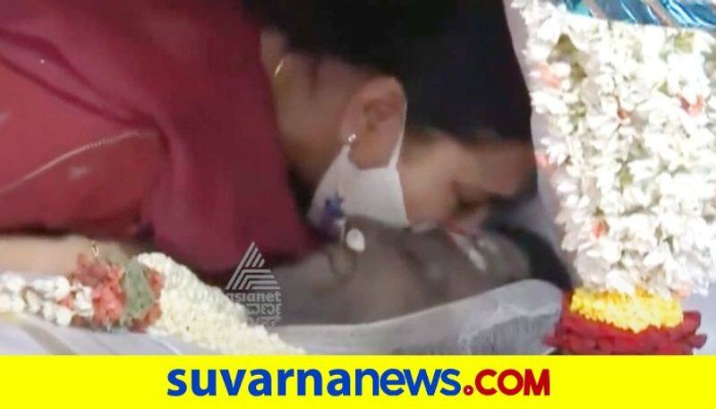 Kannada Wife Ashwini daughter Druthi and Vandana bids goodbye to father Puneeth Rajkumar vcs