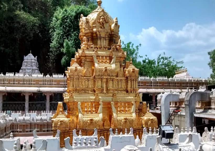 విజయవాడ దుర్గమ్మ సన్నిధిలో పాలిటిక్స్... నవరాత్రి ఏర్పాట్లపై జనసేన, వైసిపి మాటలయుద్దం