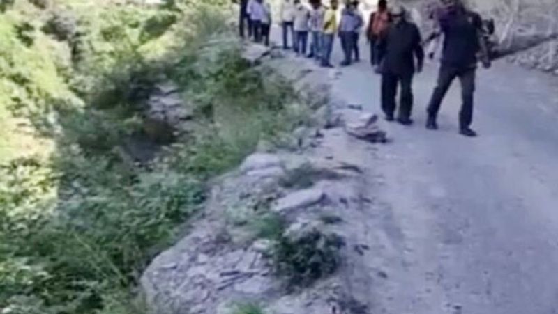 car falls into gorge near Kodaikanal... three died and two injured