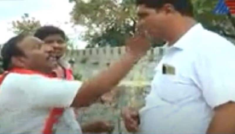 Raichur Ex-MLA, BJP Leader Papareaddy Slaps Policeman in Public rbj