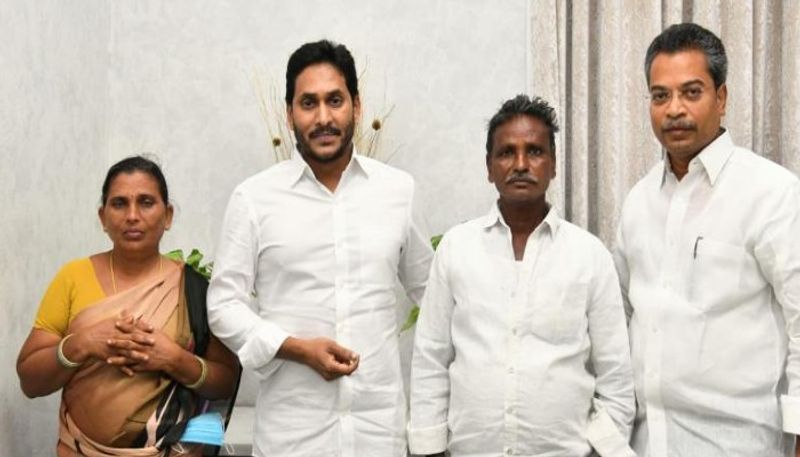 YS jagan gives rs 10 lakhs to the family of a young woman who died in attack