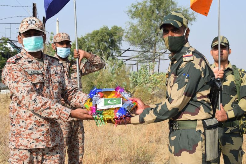 दिवाली पर दिल मिले: रोशनी के पर्व पर बॉर्डर पर घुली मिठास,BSF और पाकिस्तानी रेंजर्स ने दीं मिठाइयां-शुभकामनाएं