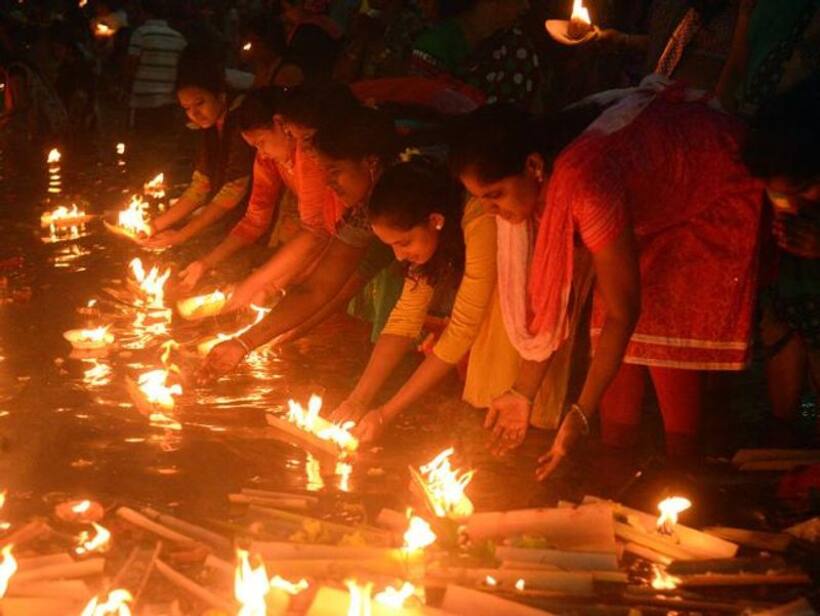 కార్తీకమాసారంభం : గోదావరిలో భక్తుల పవిత్ర స్నానాలు.. శివనామ స్మరణతో మారుమోగుతున్న ఆలయాలు...