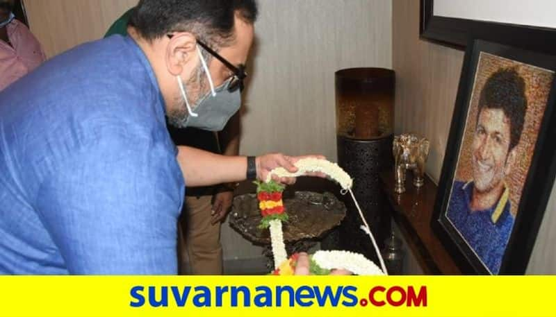 Union Minister Rajeev Chandrasekhar, Ravi Hegde Visit Puneeth Residence, Offer Condolence vcs