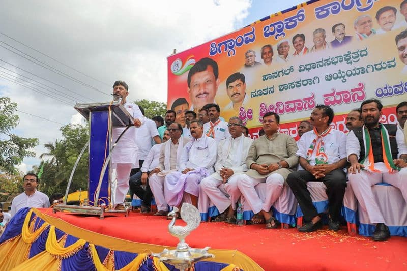 dk shivakumar performs special pooja to srigrama devi Over Congress Won In Hangal By Poll rbj