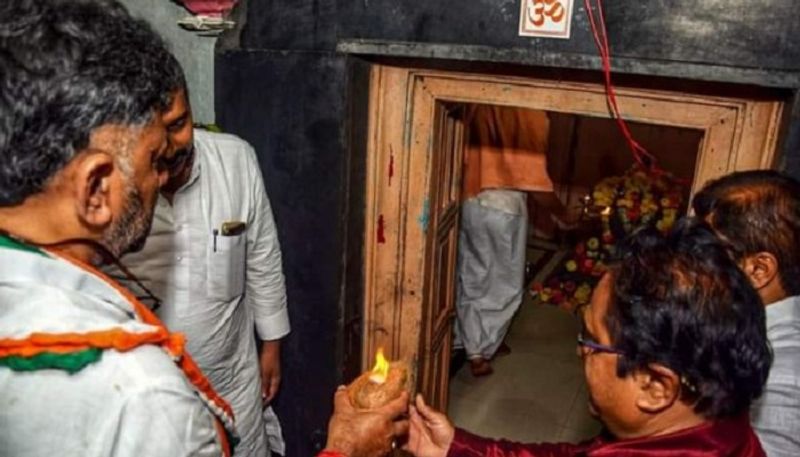 dk shivakumar performs special pooja to srigrama devi Over Congress Won In Hangal By Poll rbj