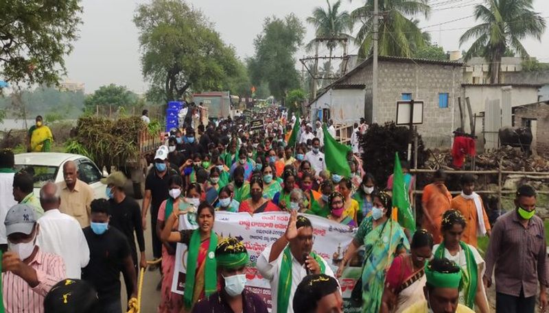 high tension at amaravati farmers padayatra in rajamahendravaram