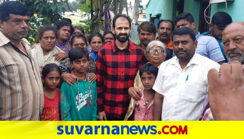 Raghavendra Rajkumar visits Puneeth Rajkumars fan house who commited suicide recently dpl