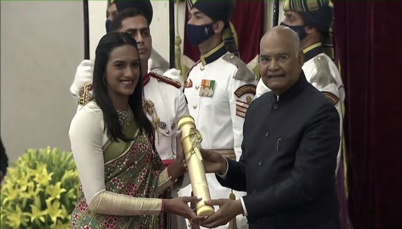 Olympic medalist PV Sindhu receives Padma Bhushan award from President Ram Nath Kovind (WATCH)-ayh