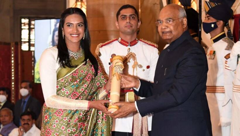 Padma Awards: राष्ट्रपति भवन के ऐतिहासिक दरबार हाल में पीवी सिंधू ने प्रेसिडेंट को हाथों रिसीव किया पद्मभूषण