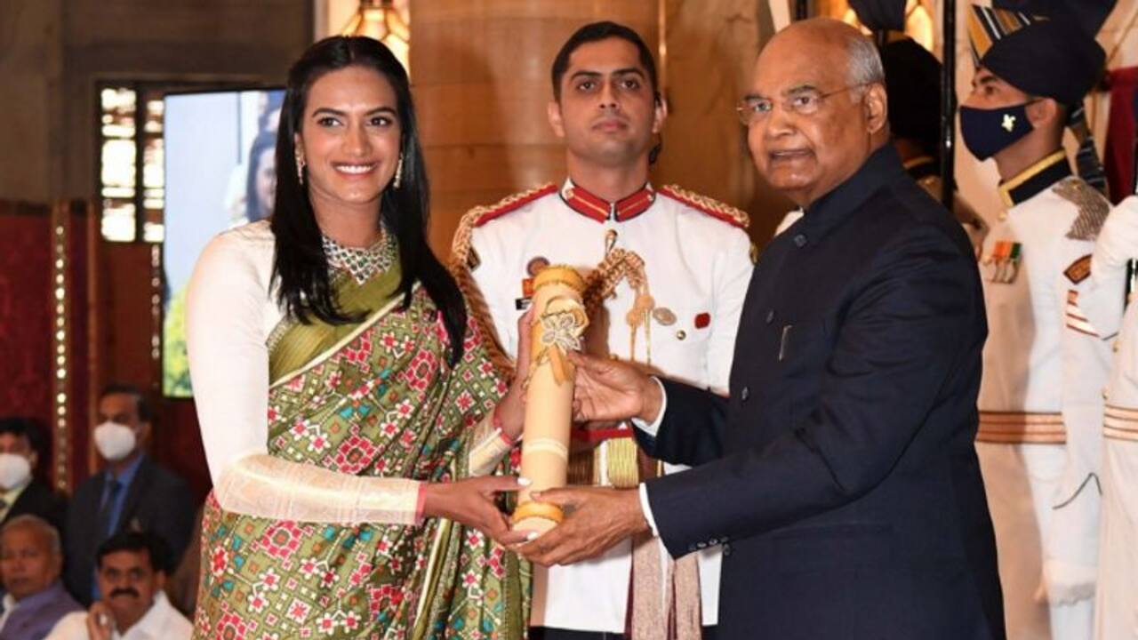 Padma Awards: राष्ट्रपति भवन के ऐतिहासिक दरबार हाल में पीवी सिंधू ने प्रेसिडेंट को हाथों रिसीव किया पद्मभूषण