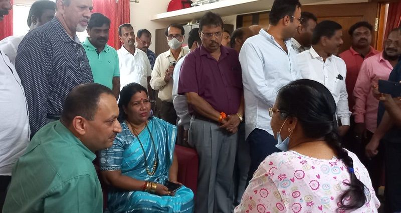 BJP Ananth kumar hegde visit anand asnotikar house inquire about JDS leader mothers health ckm