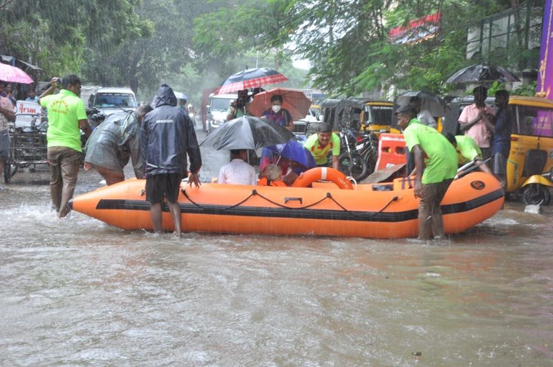 Actor Sriman  left the house with his family due to flood mma