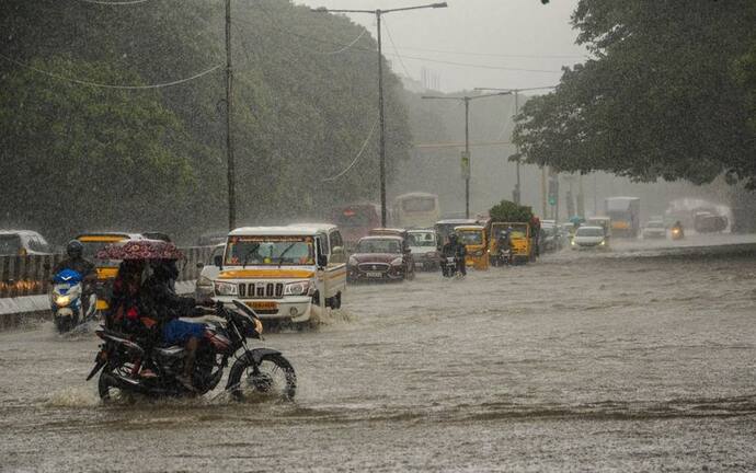 Weather Report: নিম্নচাপের জের, আজ বজ্রবিদ্যুৎ সহ বর্ষণের পূর্বভাস কলকাতা সহ দক্ষিণবঙ্গে