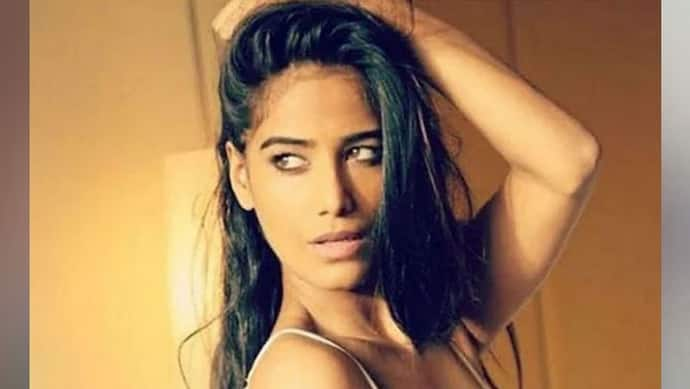 Poonam Pandey Video-ফের সোশ্যাল মিডিয়ায় ভাইরাল পুনম পান্ডে,খালি গাড়িতে ভুতুড়ে সঙ্গম