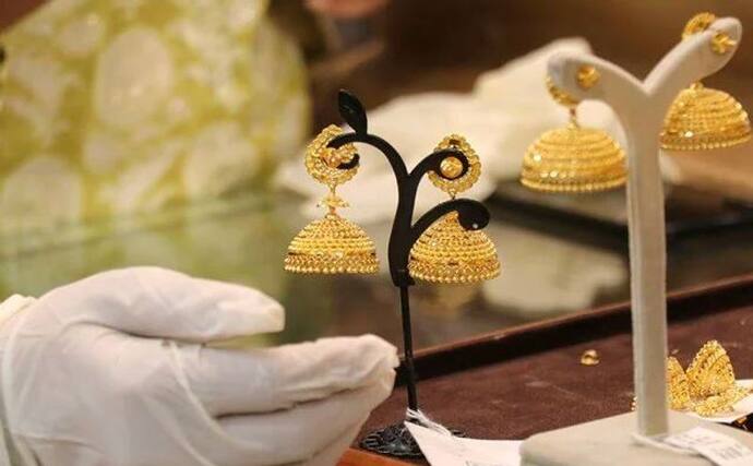 Gold And Silver Price Today: सोना 48 हजार रुपए के करीब, चांदी में गिरावट, फटाफट जानिए फ्रेश प्राइस