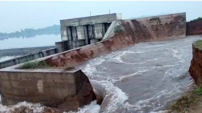 Tamil Nadu has protested against the Kerala government's construction of dams on the Mullai Periyar and silanthi rivers KAK