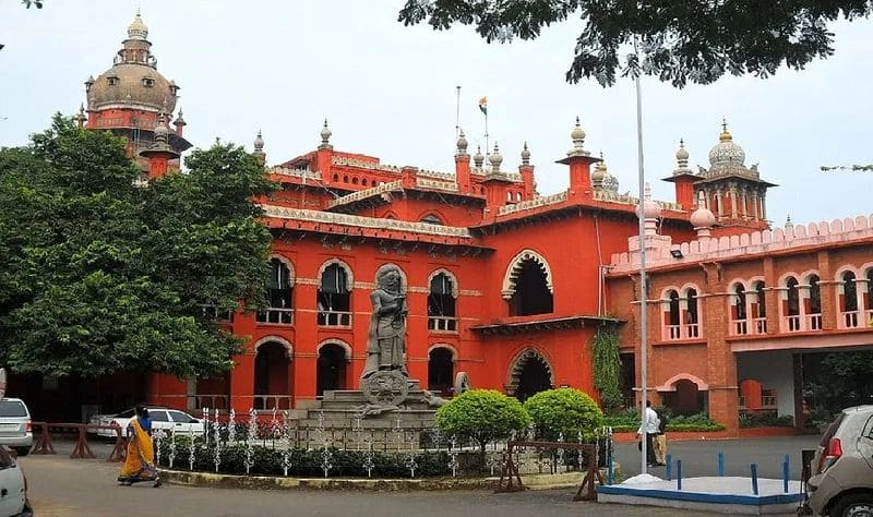 highcourt ordered the police to file a report in matter of giving permission for the RSS  procession