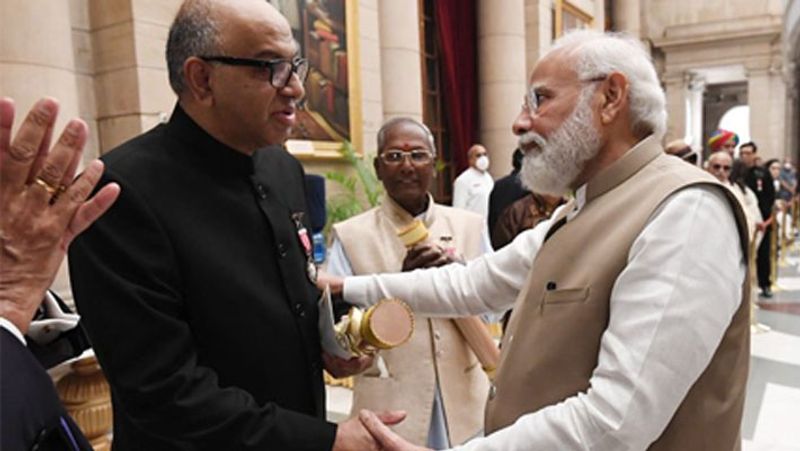 Padma Shree Sanjeev Bikhchandani Tweets Picture with PM Narendra Modi pod