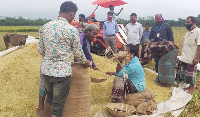 Kisan Mandi-সরকারি কিষাণ মান্ডিতে ধান বিক্রি,  লাভের আশায় রাত জেগে লাইন কৃষকদের