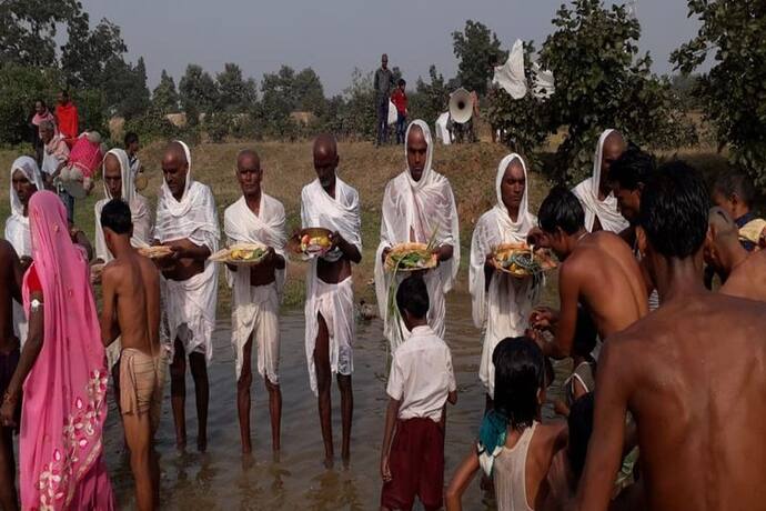 Chhath Puja 2021 : यहां अपनी लाडली के लिए छठ पूजा करते हैं पिता, बेटियों को बचाने निभाई जाती है अनोखी परंपरा..