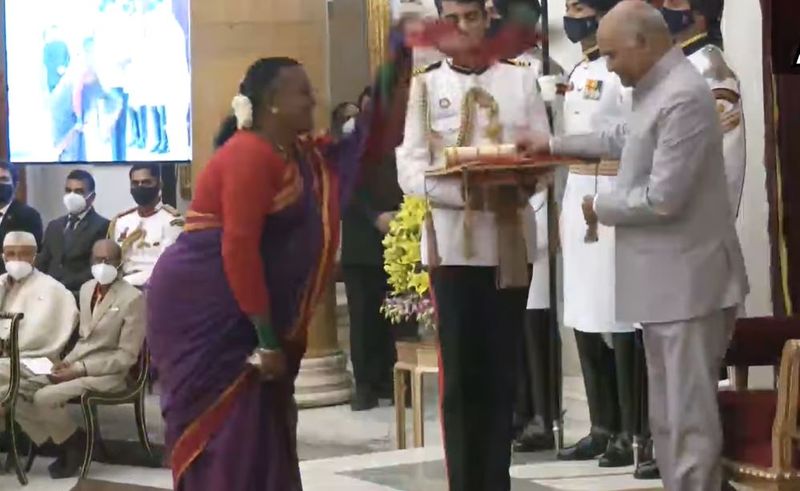 Transgender folk dancer Manjamma Jogati receives Padma Shri award with a warm smile Unique Gesture goes viral ckm