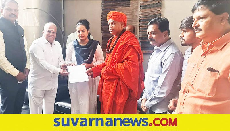 murugha sri visits puneeth rajkumar house invites to basavasri award program gvd