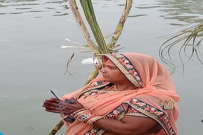 Chhath Puja 2021 : घाटों पर आस्था का सैलाब, डूबते सूर्य को अर्घ्य, अब सूर्योदय का इंतजार, देखें Photos..