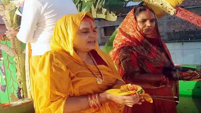 Chhath Puja 2021: आज अंतिम दिन उगते सूर्य को दिया अर्घ्य, पानी में उतरकर पूजा-अर्चना, छठ घाटों पर उमड़ी भीड़