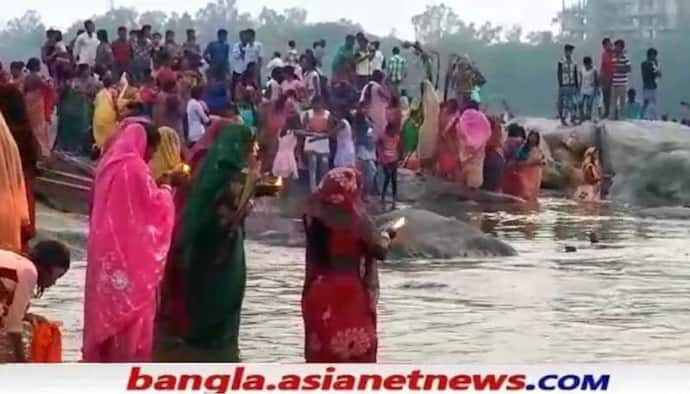 Chhath Puja 2021: সূর্যোদয় হতেই উপচে পড়ল ভিড়, ছট পুজোর শেষ দিনে মঙ্গল কামনায় পুরুলিয়াবাসী