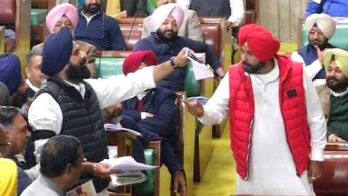 Punjab Assembly: विधानसभा में सिद्धू और अकाली नेताओं में हुई झड़प, हाथापाई तक की आ गई नौबत