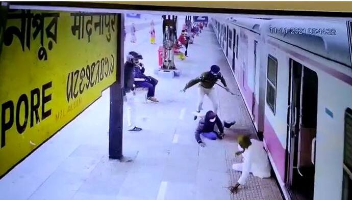 Train passenger: চলন্ত ট্রেনে উঠতে গিয়ে পা ফসকে প্ল্যাটফর্মে, আরপিএফের তৎপরতায় বাঁচলেন বৃদ্ধ