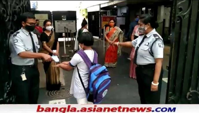 School Reopen: বাজল স্কুলের ঘণ্টা, সতর্কতা মেনে ২০ মাস পর শিক্ষা প্রতিষ্ঠানে পা পড়ুয়াদের