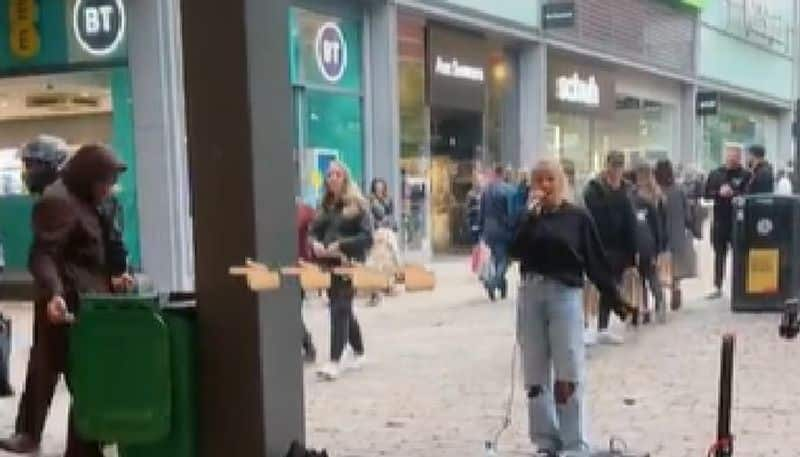 street singer helps homeless man for food while in live perfomance