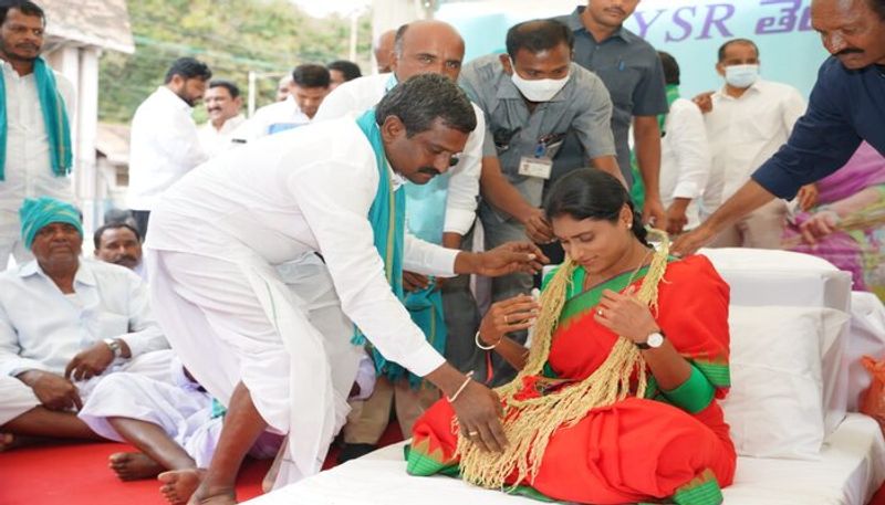 YSRTP Chief ys sharmila started 72 hours raithu avedana deeksha