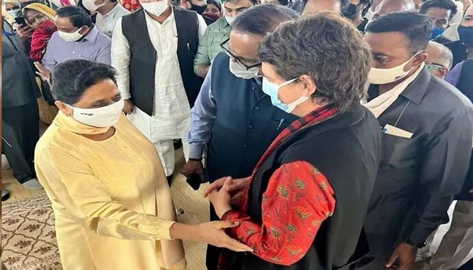 Mayawati  का दुख बांटने उनके घर पहुंची Priyanka Gandhi , मां के निधन पर दी श्रद्धांजलि