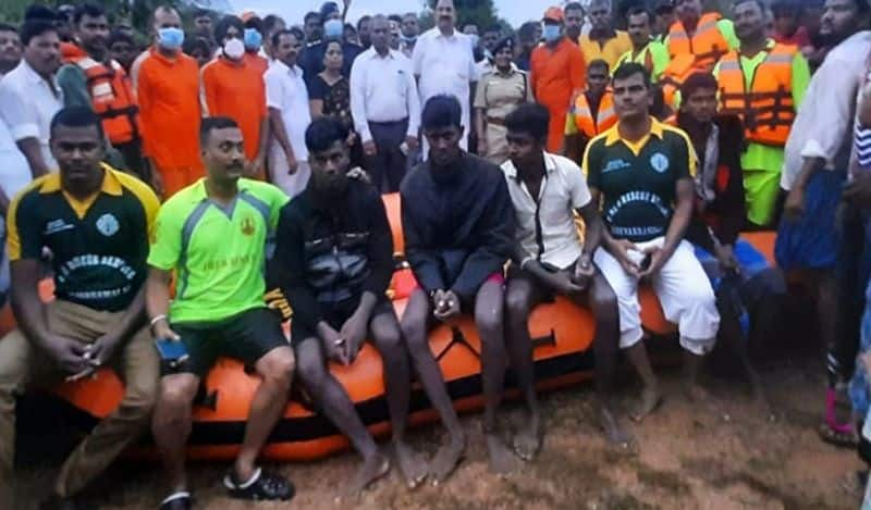 Tamilnadu floods - seven youths rescued from palar river