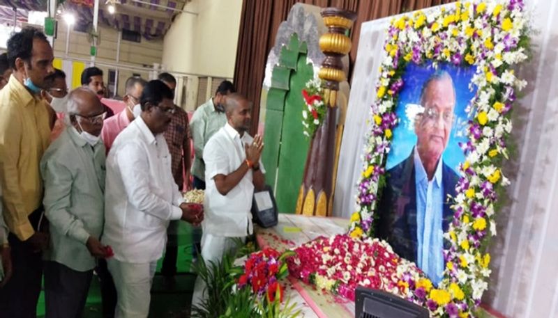 Telanagana minister Srinivas Goud pays homage to Jalajam Satyanarayana