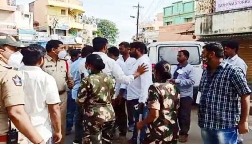 Kuppam Municipal Election: కుప్పంలో దొంగఓట్ల కలకలం... రెడ్ హ్యాండెడ్ గా పట్టుబడ్డ కడప యువకులు
