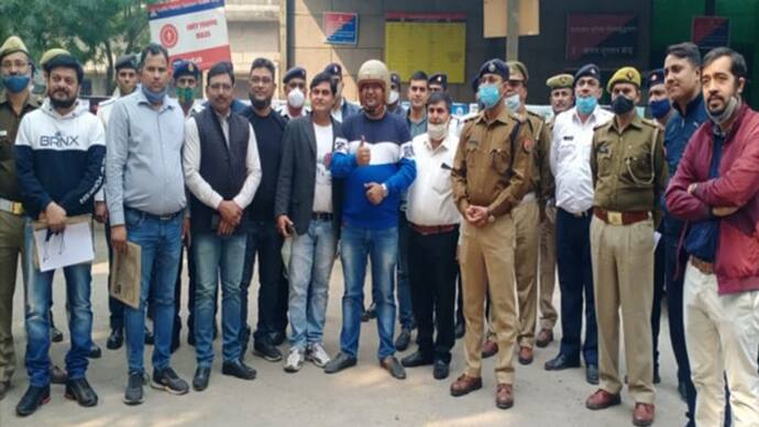 घर भूल आए हैं हेलमेट तो ना करें चिंता, Helmet man फ्री में करायेगा उपलब्ध, Greater Noida में मिलेगी सुविधा