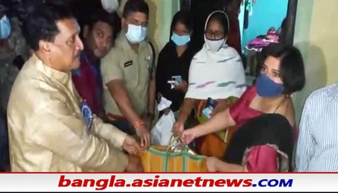 Duyare ration – উদ্বোধন করলেন মুখ্যমন্ত্রী, হেঁটে গ্রাহকের বাড়িতে রেশন পৌঁছে দিলেন খোদ জেলা শাসক