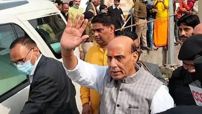 दतिया के पीतांबरा दर पर Rajnath Singh ने टेका माथा, किया विशेष अनुष्ठान..मंत्री-विधायक को बाहर ही रोका