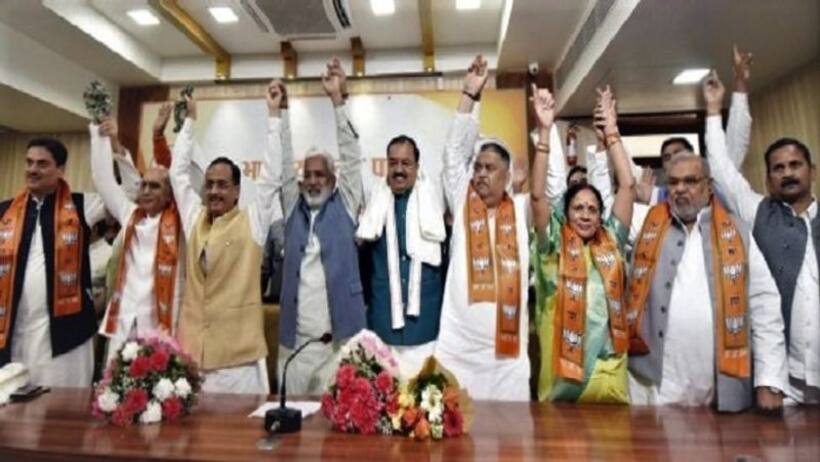 यूपी: विधानसभा चुनाव से पहले समाजवादी पार्टी को बड़ा झटका, चार MLC सपा छोड़ बीजेपी में हुए शामिल