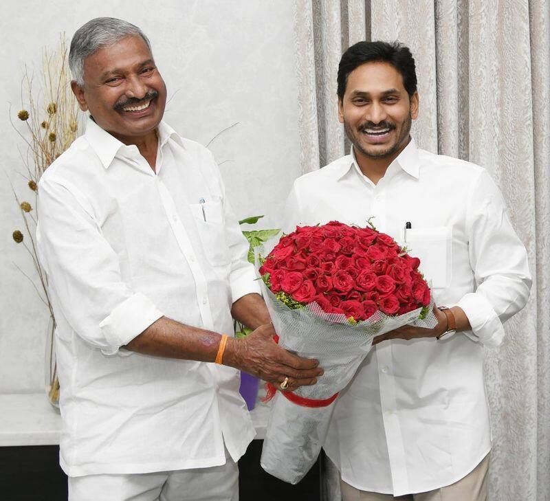 YSRCP Victory in Kuppam municipality cm jagan congratulates minister peddireddy ramachandra reddy