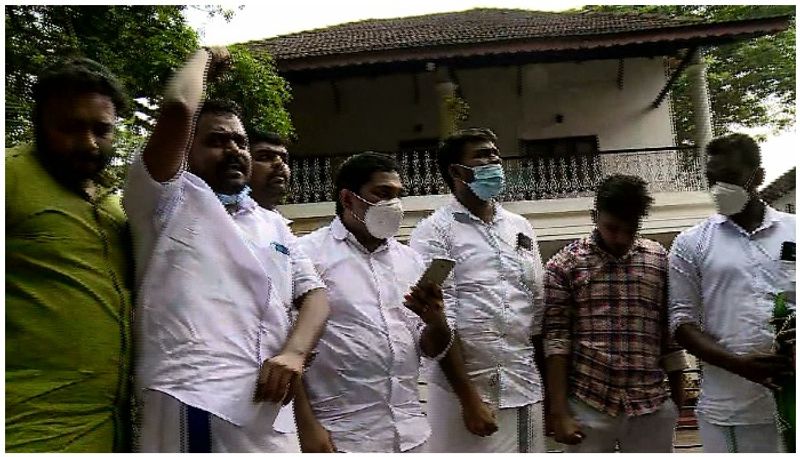 youth congress protest before Kannur university vice chancellor house