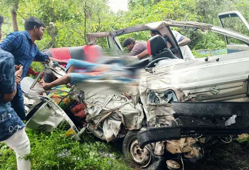 Erode near car and lorry truck accident spot death at 5 members