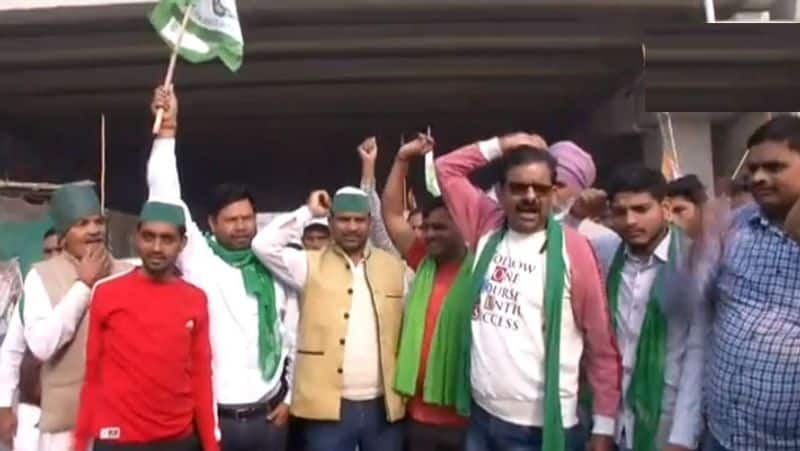 Karnataka farmers celebrate PM Modi's decision of repealing farm laws with crackers and sweets-ycb