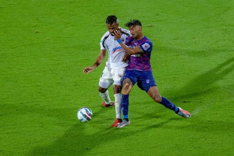 ISL Sunil Chhetri Led Bengaluru FC Beat NorthEast United FC in Athletic Stadium in Bambolim kvn