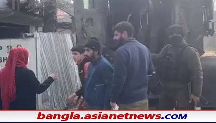 Kulgam Encounter: কুলগামে স্কুল পড়ুয়া সহ ৬০ জন উদ্ধার, জওয়ানের গুলিতে মৃত্যু ১ জঙ্গির