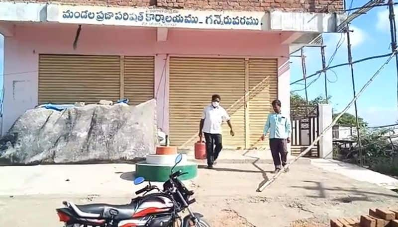 owner locked mpdo office due to nonpayment of rent in karimnagar district